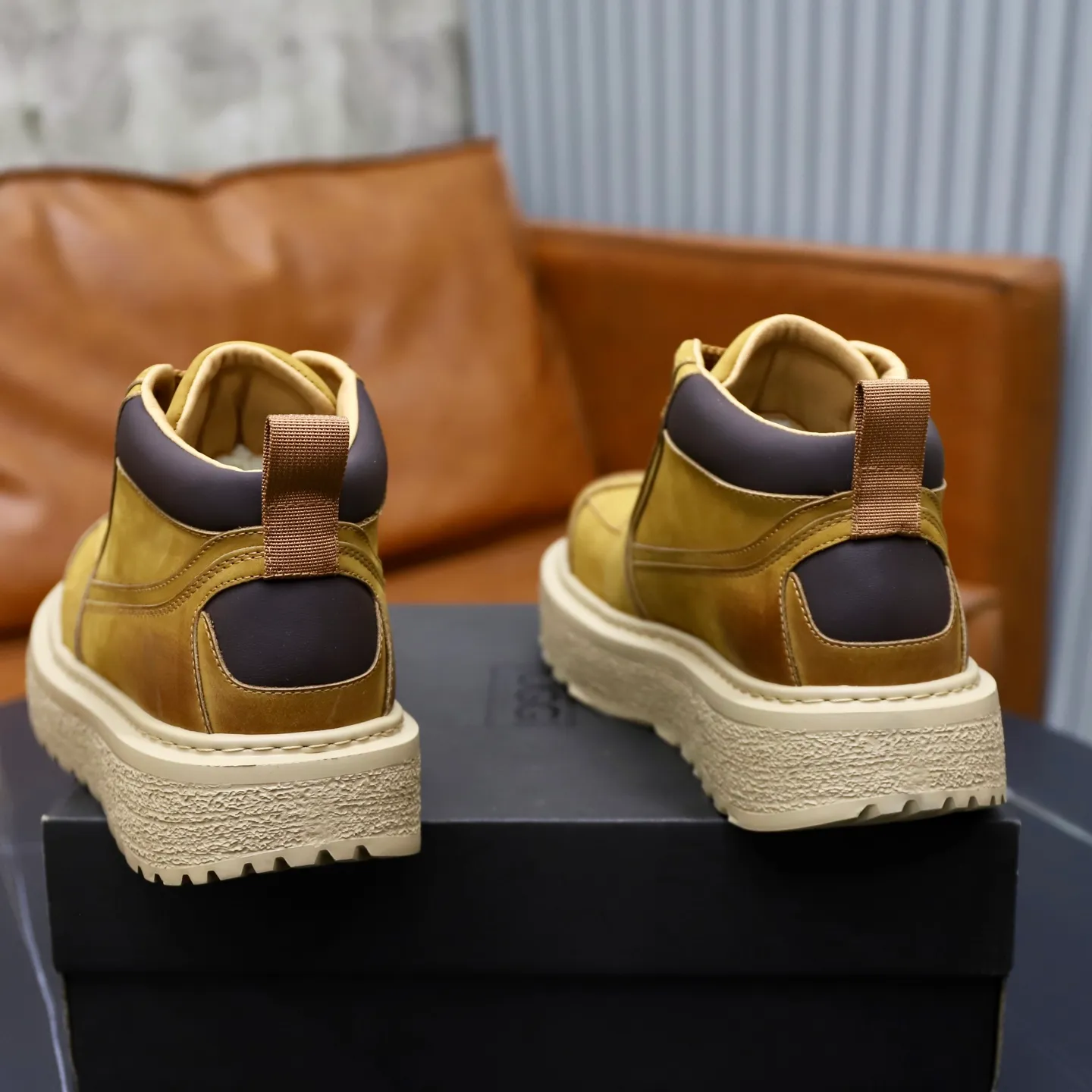 Ex-factory price: 680💰Thick wool imported from Australia Brand: UGG genuine purchase Size: 39-44 Grade: Official website 1:1 Material: First layer of genuine leather waterproof and antifreeze upper Real wool lining Original non-slip soft wear-resistant outsole Style category: Men's casual shoes Trendy style Comfortable on the feet Color: Official website color synchronization